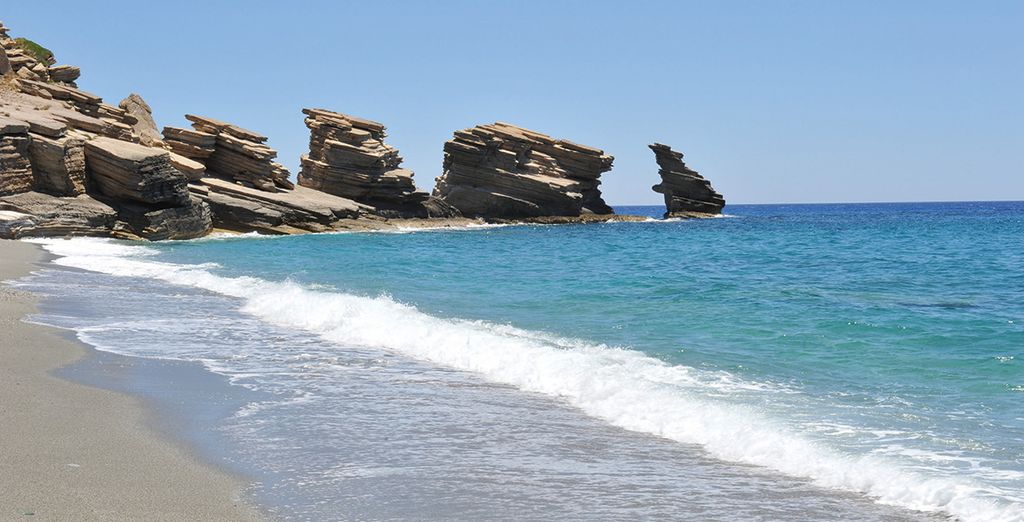 Plage sauvage et rochers sur la côte du district de Rethymnon, en Crète