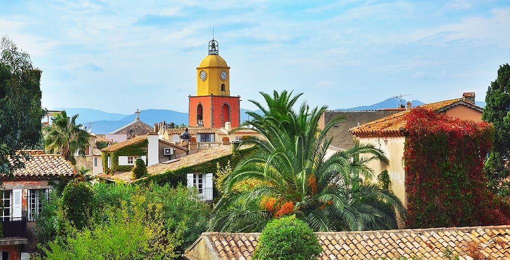 Le clocher de Saint-Tropez et les jardins de la presqu’île