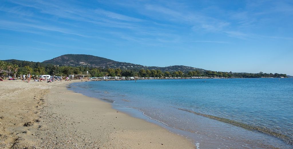 Une plage du golfe de Saint-Tropez et les collines des Maures