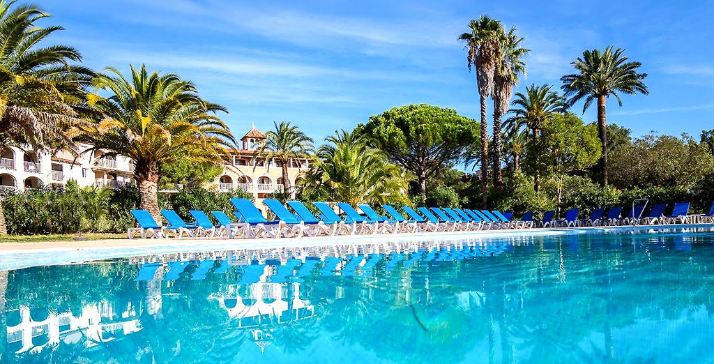Hôtel Du Soleil Saint-Tropez / Port Grimaud, grande piscine et palmiers, face au golfe