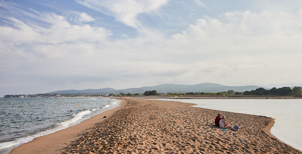La plage et la baie de Fréjus, à quelques minutes de Roquebrune-sur-Argens