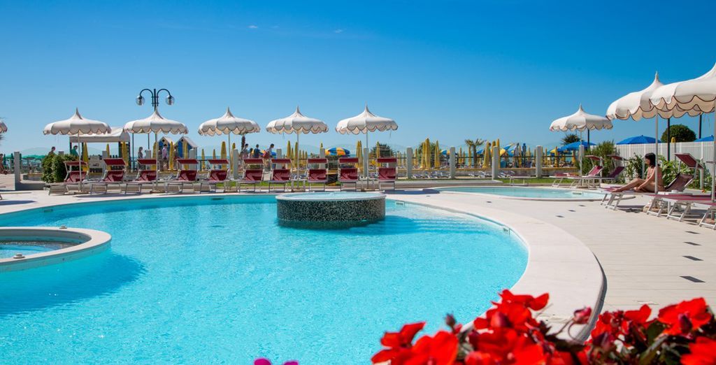 Baia Del Mar Suite Hotel 4 étoiles à Jesolo, piscine et parasols face à l'Adriatique