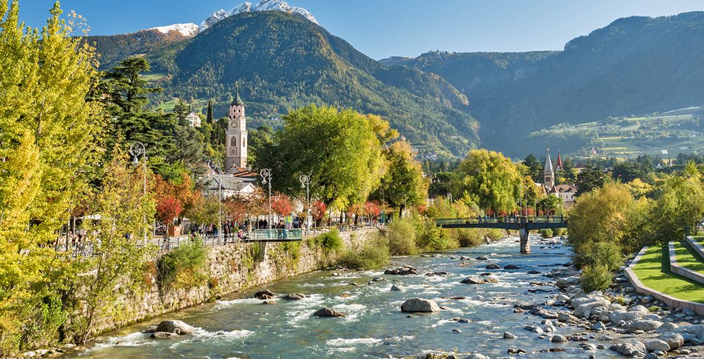 Paesaggio a Bolzano, ponte, fiume e montagna verde