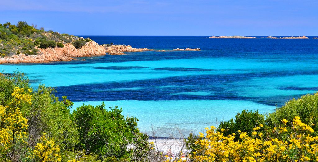 Fotografia di Porto Rotondo, delle sue coste rocciose e delle sue acque turchesi in Sardegna