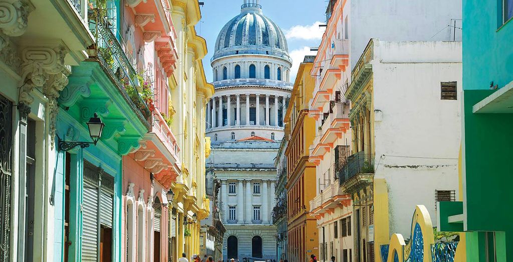 Fotografia della città di La Avane e delle sue strade piene di case colorate