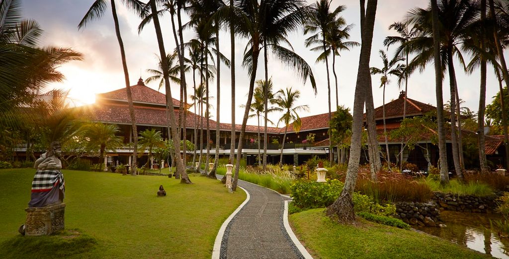 Ubud Village Monkey Forest Hotel 4* & Melia Bali 5*