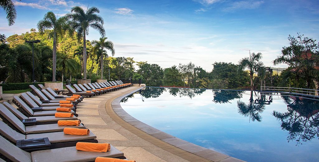 Mai House Patong Hill 5* + Holiday Inn Resort Phi Phi 4* + Pakasai Resort 4*