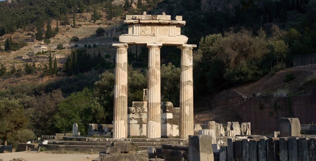 Autotour tra i tesori della Grecia: Atene, Delfi e Meteora