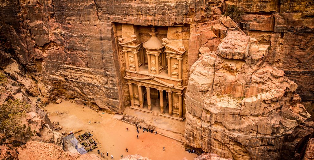 Petra, Wadi Rum in campo tendato e Mar Morto con guida parlante italiano