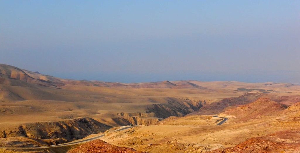 Petra, Wadi Rum in campo tendato e Mar Morto con guida parlante italiano