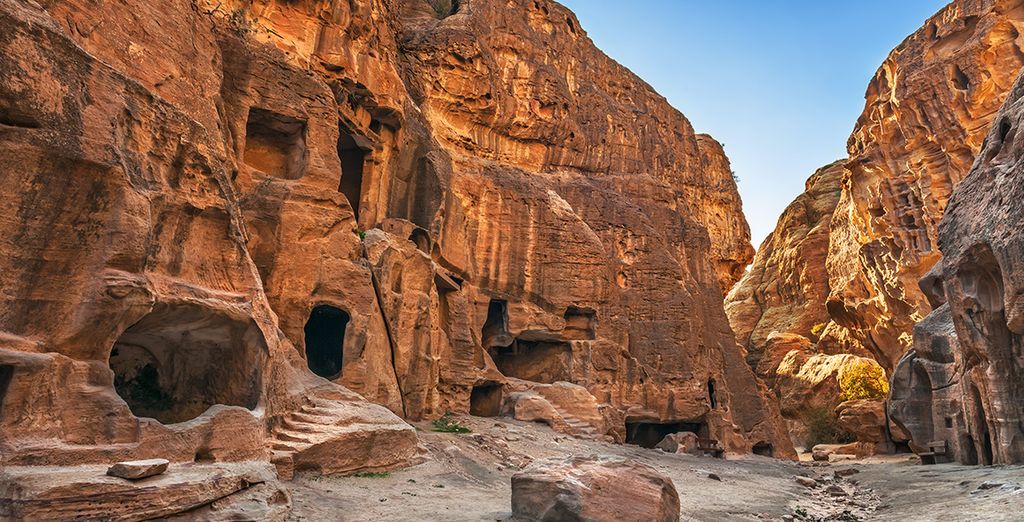 Petra, Wadi Rum in campo tendato e Mar Morto con guida parlante italiano