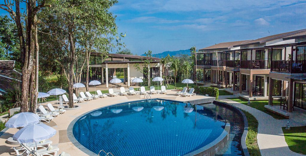 GLOW Pratunam Bangkok + T-Villa Phuket + The Leaf on the Sands Khao Lak 4*