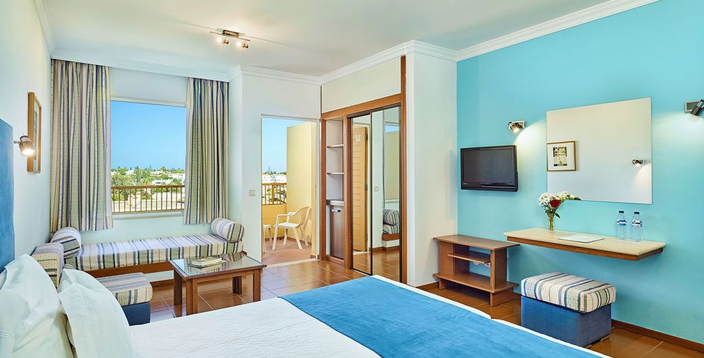 Ramada by Wyndham Lisbon 4* + Hotel Baía Cristal Beach & Spa Resort 4*