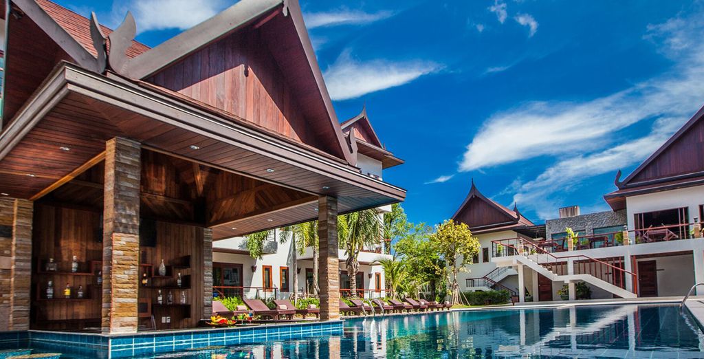 GLOW Pratunam Bangkok + T-Villa Phuket + The Leaf on the Sands Khao Lak 4*