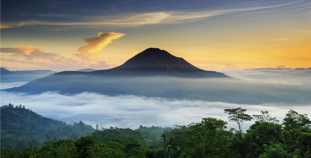 Experience a beautiful view of the Batur Volcano in Bali with Voyage Privé