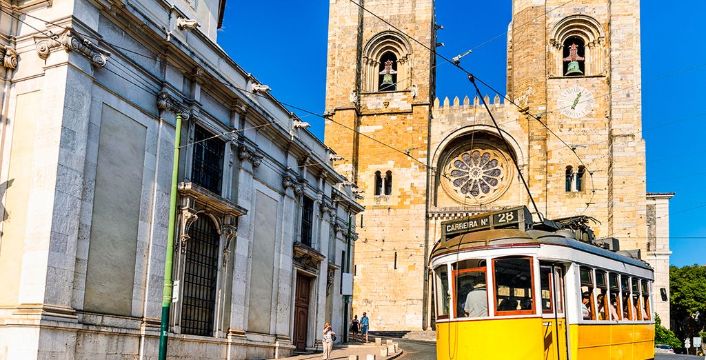 Lisbon Travel Guide : the famous Numer 28 tram