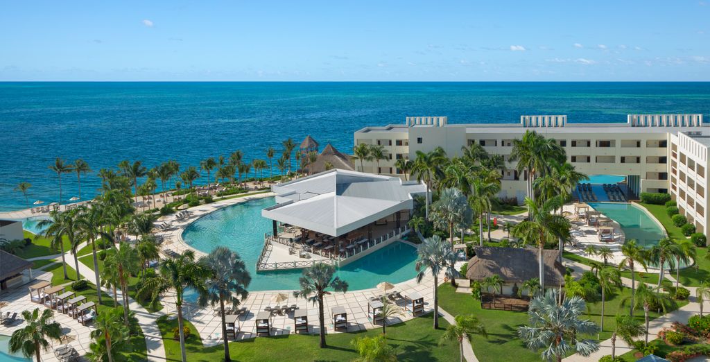 Le littoral de Puerto Morelos vu du ciel, resort en bord de plage et mer turquoise