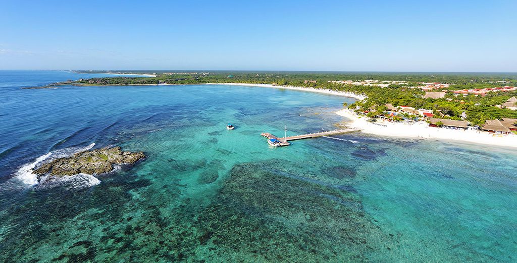 Le littoral et le récif de la Riviera Maya vus du ciel, à hauteur de Puerto Aventuras