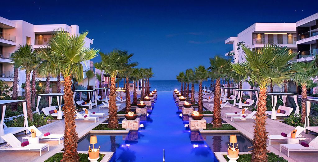 Breathless Riviera Cancun 5 étoiles à Puerto Morelos, piscine au crépuscule