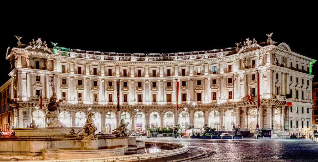 Palazzo Naiadi Roma 5 étoiles, façade sur la piazza della Repubblica éclairée de nuit