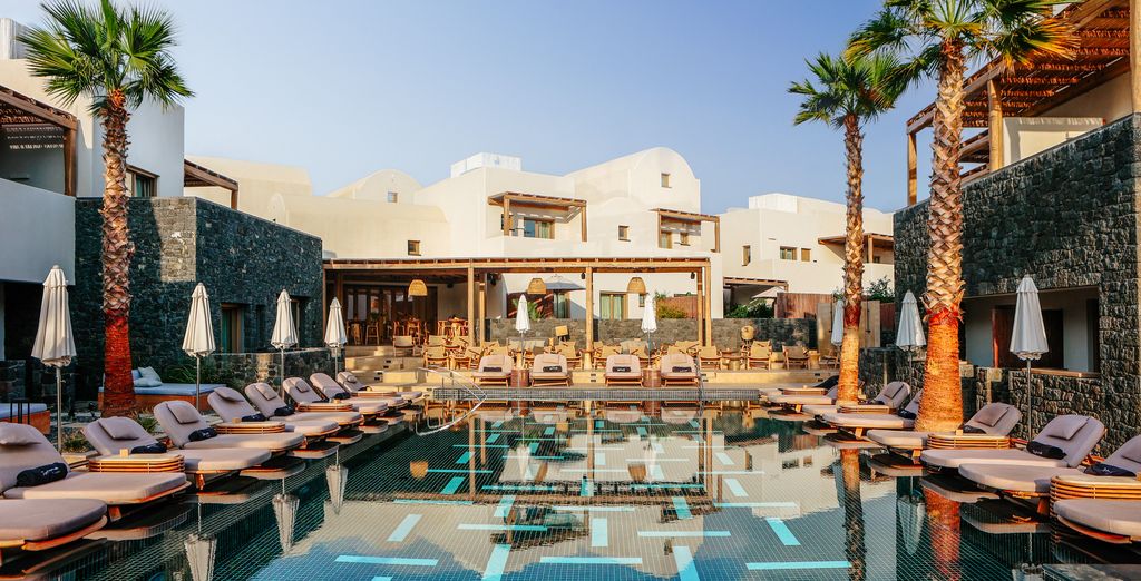 Radisson Blu Zaffron Resort 5 étoiles à Kamari, piscine et palmiers
