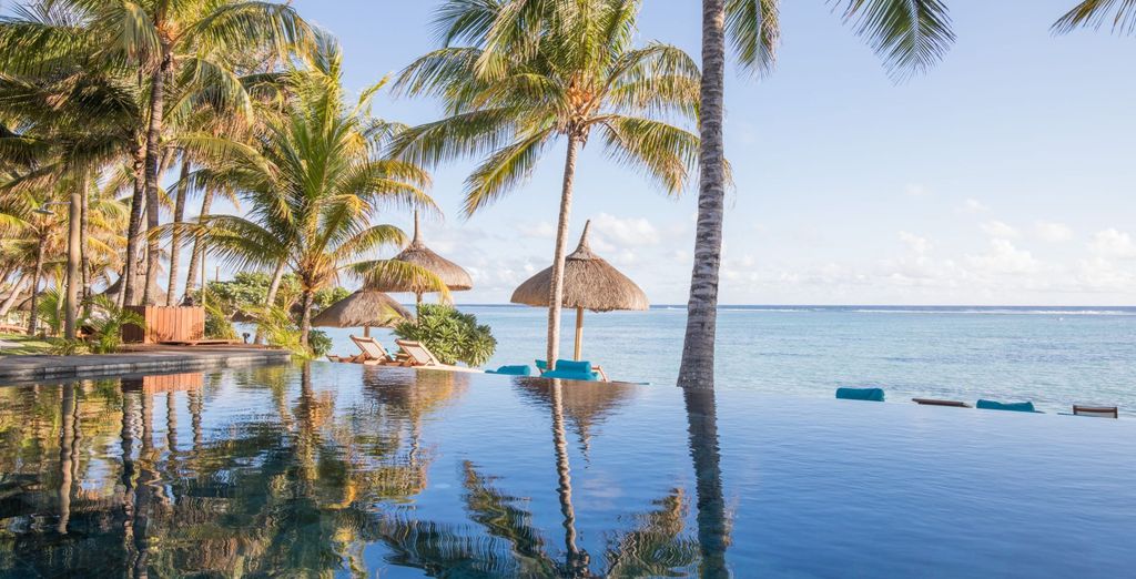 Plage et parasols en paille du Seasense Boutique Hôtel & Spa, à Quatre Cocos
