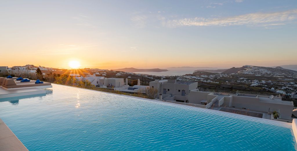 Luxury Suites by Zannos Collection, piscine à débordement au-dessus de Pyrgos