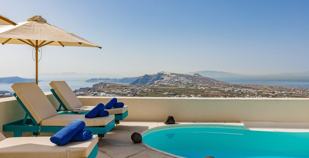 Vue depuis Pyrgos sur l'intérieur de Santorin et la mer Égée
