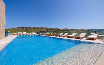 Reef Hotel 4*