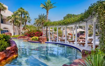 The Ritz-Carlton Doha 5* & SINAE Phuket Luxury Hotel 5* oder The Naka Island, a Luxury Collection Resort & Spa, Phuket 5*