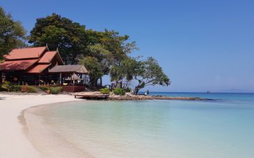 Howard Johnson by Wyndham Phuket Nai Yang  4* + Phi Phi Natural Resort-SHA Plus 4* + The Hotspring Beach Resort & Spa 4* oder Grand Mercure Krabi Resort 4*