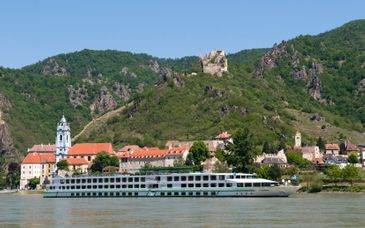 Schifffahrt zu den wunderschönen Hauptstädten der Donau