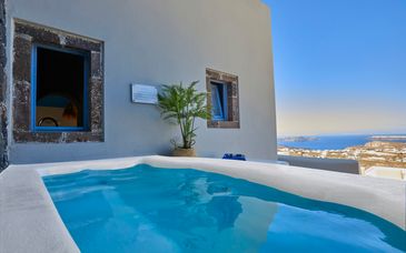 Luna Santorini Suites
