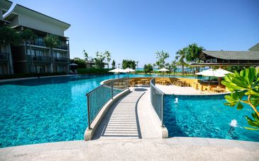  Le Meridien Phuket Mai Khao Beach Resort 5*, Island Escape Burasari 5* & Le Meridien Khao Lak 5* & optional Pullman G Bangkok 5*