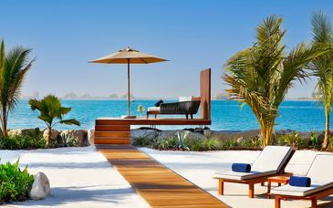 The Ritz-Carlton Al Hamra Beach 5* avec séjour possible dans le désert