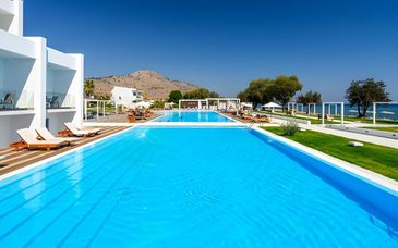 Kamari Plus Hotel 4* 