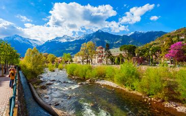 Flora Hotel & Suites