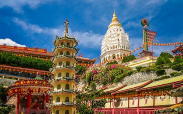 Duo: Hotel Stripes Kuala Lumpur Autograph Collection 5* & private tour in Malaysia