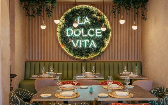 Un diner (hors boissons) par personne dans l’un des 3 restaurants de LA PLACE (Dolce Vita, KOI ou Azurita) pour les séjours à partir de 5 nuits