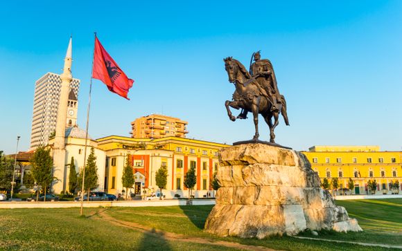 Tirana, en Albania, te espera