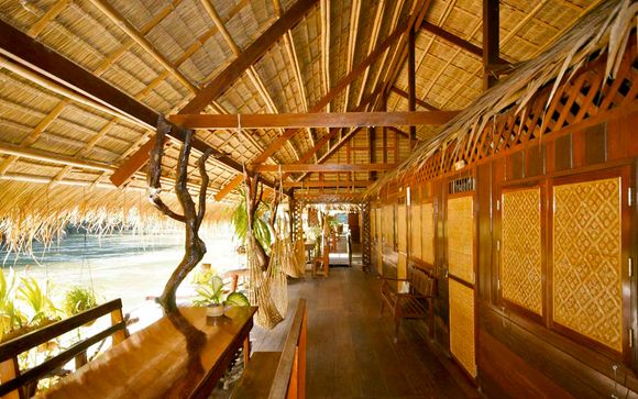 Habitaciones de bambú en la balsa flotante