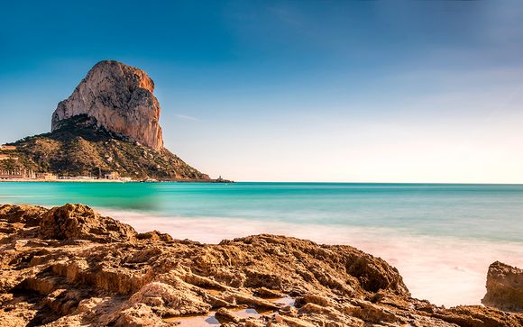 Frente al Mediterráneo con desayuno y cena