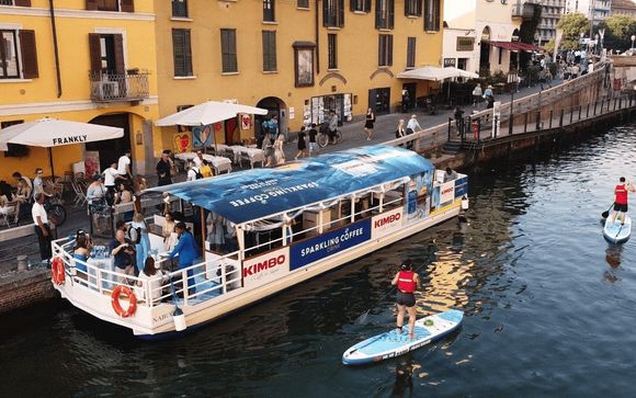 Apéritif sur un bateau dans le quartier des Navigli