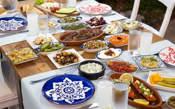 Esperienza mezze al tramonto: cena tipica in una taverna locale in un piccolo villaggio di pescatori