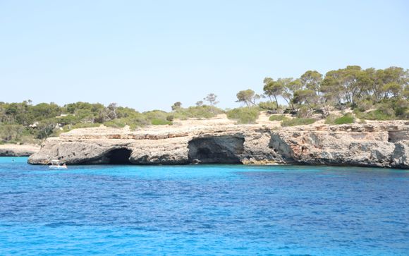 Escursione in barca lungo la costa nord-orientale di Maiorca per persona per soggiorno