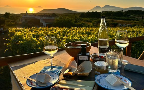 Degustazione di vini siciliani presso la tenuta Soffio sulle Isole
