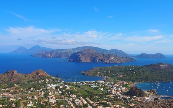 Stile eoliano vicino alla suggestiva spiaggia di sabbia nera