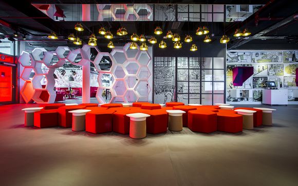 Eleganza in rosso: design unico nel cuore d'Europa
