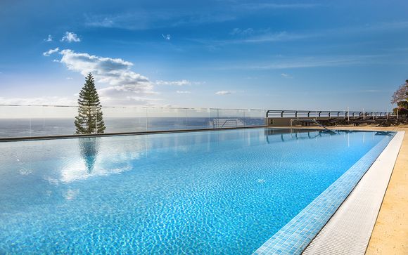 Moderno 4* con piscina e vista panoramica