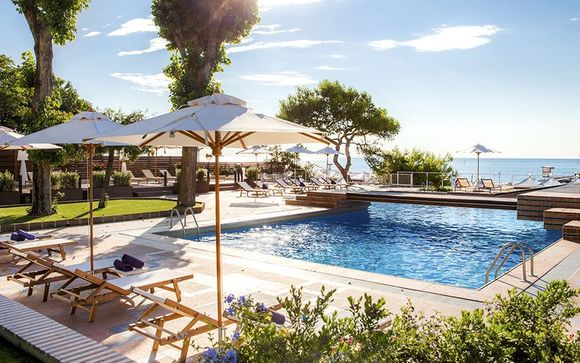 Beach Glamour Close to the Iconic Floating City